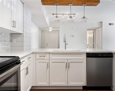1610 N 42nd Circle - Photo Thumbnail 10
