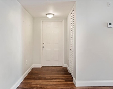 1610 N 42nd Circle - Photo Thumbnail 4