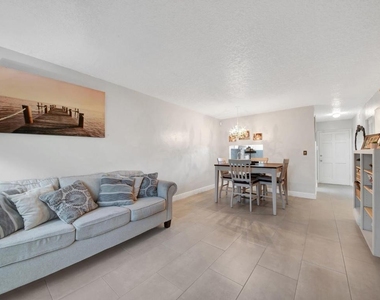 2812 S Garden Drive - Photo Thumbnail 3
