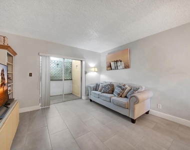 2812 S Garden Drive - Photo Thumbnail 2