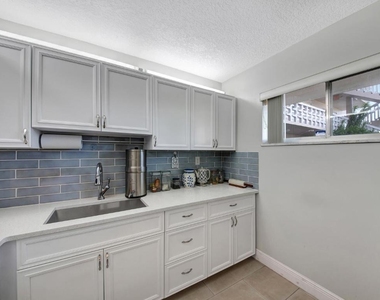 2812 S Garden Drive - Photo Thumbnail 9