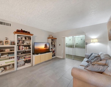 2812 S Garden Drive - Photo Thumbnail 1
