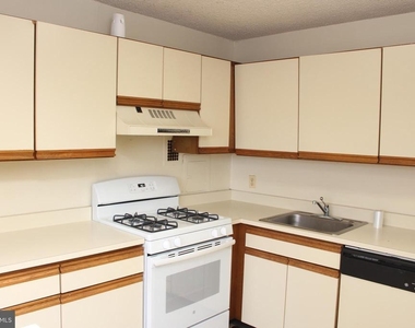 1030 E Lancaster Avenue - Photo Thumbnail 4