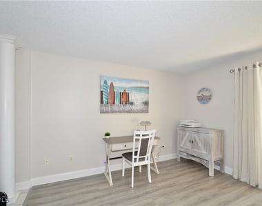 555 Park Shore Drive - Photo Thumbnail 7