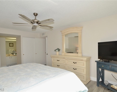 555 Park Shore Drive - Photo Thumbnail 20