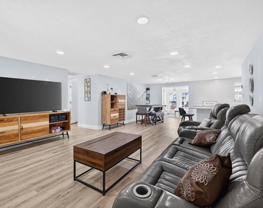 5312 Flora Avenue - Photo Thumbnail 6