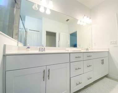15936 Honeysuckle Street - Photo Thumbnail 8