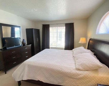 432 Desert Falls Drive N - Photo Thumbnail 10