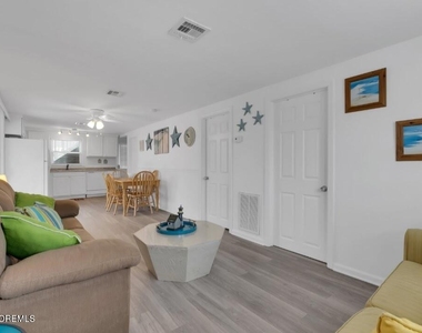 2020 Baltimore Avenue - Photo Thumbnail 5