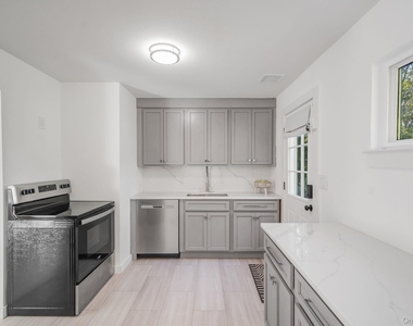 138 W Tiana Road - Photo Thumbnail 4