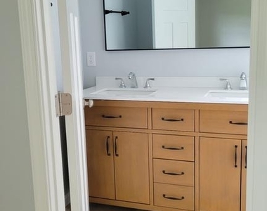 410 Spruce Street - Photo Thumbnail 10