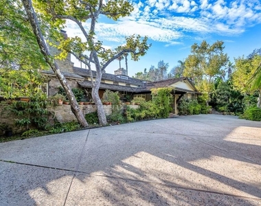 829 N Whittier Drive - Photo Thumbnail 59