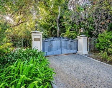 829 N Whittier Drive - Photo Thumbnail 64
