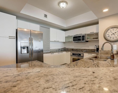 2650 Lake Shore Drive - Photo Thumbnail 12
