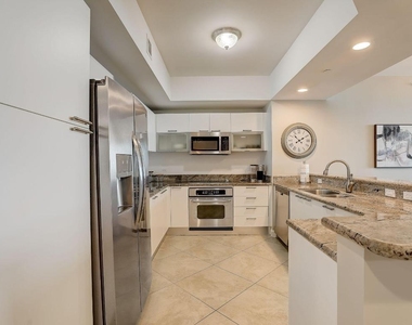 2650 Lake Shore Drive - Photo Thumbnail 11