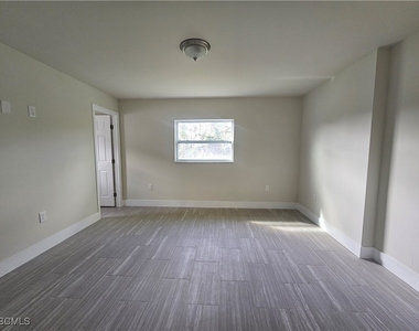 874 Apartment Street E - Photo Thumbnail 13
