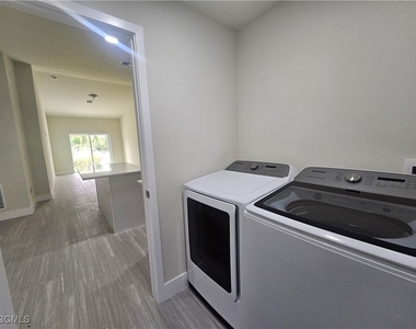 874 Apartment Street E - Photo Thumbnail 20