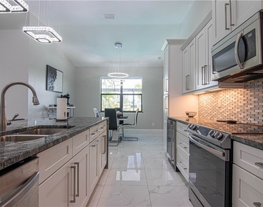 1833 Sw 11th Terrace - Photo Thumbnail 8