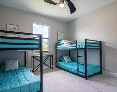 1833 Sw 11th Terrace - Photo Thumbnail 17