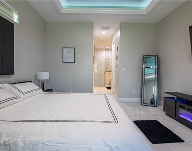 1833 Sw 11th Terrace - Photo Thumbnail 12