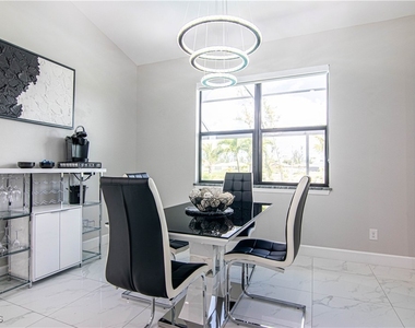1833 Sw 11th Terrace - Photo Thumbnail 9