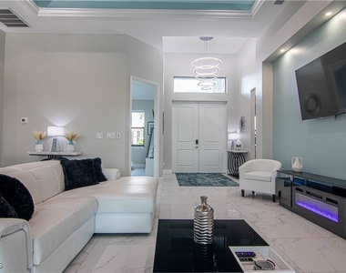 1833 Sw 11th Terrace - Photo Thumbnail 4