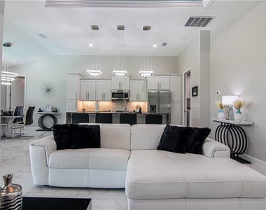 1833 Sw 11th Terrace - Photo Thumbnail 5