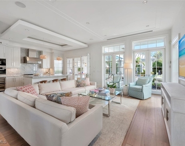 982 9th Avenue S - Photo Thumbnail 2