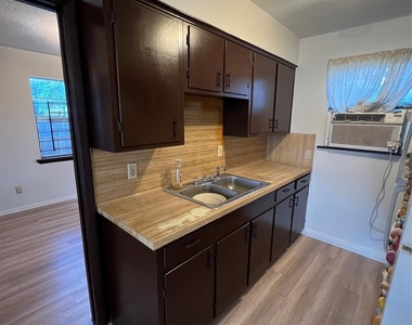 2501 Cleburne Street - Photo Thumbnail 3