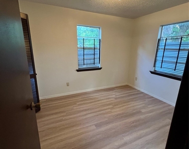2501 Cleburne Street - Photo Thumbnail 5