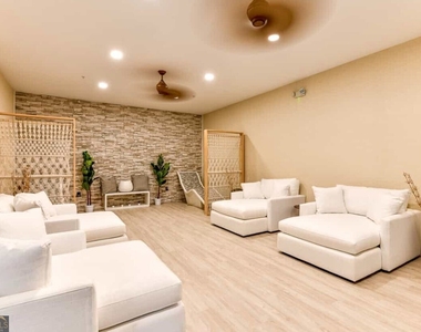 245 E Trinity Place - Photo Thumbnail 16