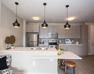 245 E Trinity Place - Photo Thumbnail 4