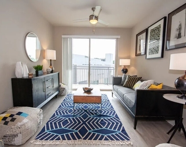 245 E Trinity Place - Photo Thumbnail 7