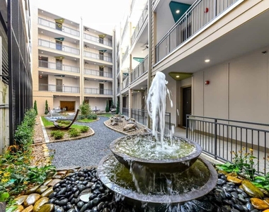 245 E Trinity Place - Photo Thumbnail 22