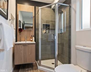 13538 Vanowen Street - Photo Thumbnail 11