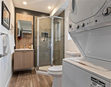 13538 Vanowen Street - Photo Thumbnail 12