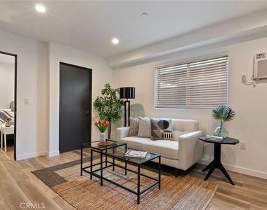 13538 Vanowen Street - Photo Thumbnail 6