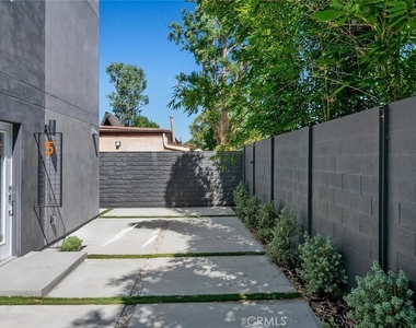 13538 Vanowen Street - Photo Thumbnail 3