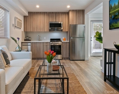 13538 Vanowen Street - Photo Thumbnail 4