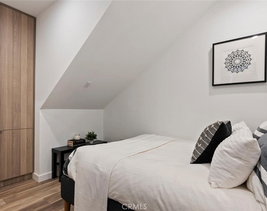 13538 Vanowen Street - Photo Thumbnail 9
