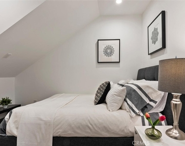 13538 Vanowen Street - Photo Thumbnail 8