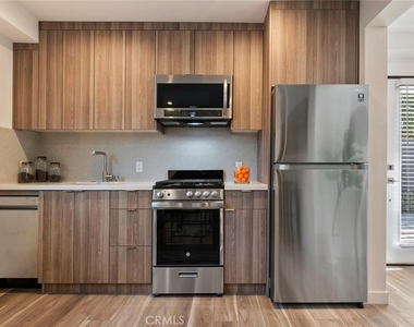 13538 Vanowen Street - Photo Thumbnail 7
