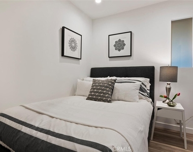 13538 Vanowen Street - Photo Thumbnail 10