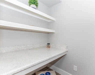 19100 N Glenwest Drive - Photo Thumbnail 18