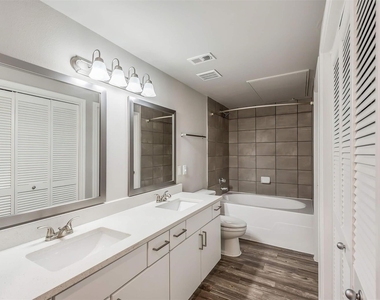 19100 N Glenwest Drive - Photo Thumbnail 7