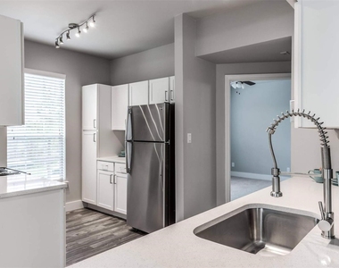 19100 N Glenwest Drive - Photo Thumbnail 4