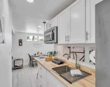 1317 Cocoanut Street - Photo Thumbnail 5
