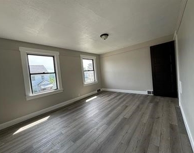 929 Vankirk St - Photo Thumbnail 3