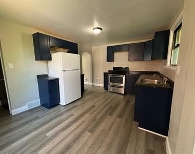 929 Vankirk St - Photo Thumbnail 2