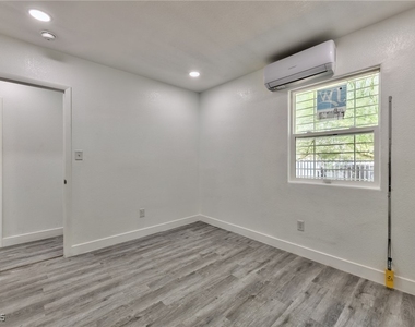 339 N 10th Street - Photo Thumbnail 9
